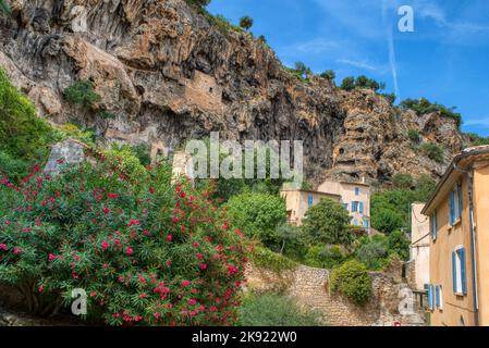 Reiseziel, altes Dorf in Hear of Provence Cotignac mit berühmten Klippen mit Höhlenwohnungen und Höhlenhäusern, Var, Provence, Frankreich Stockfoto
