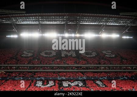 Lissabon, Portugal. 25. Oktober 2022. Fans von Benfica zeigen eine Koreographie während des Champions League-Fußballspiels der Gruppe H zwischen Benfica und dem FC Juventus im estadio da Luz in Lissabon (Portugal) am 25h. Oktober 2022. Foto Federico Tardito/Insidefoto Kredit: Insidefoto di andrea staccioli/Alamy Live News Stockfoto