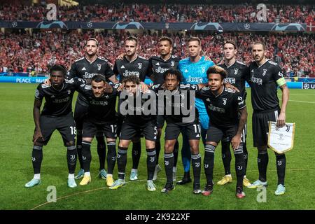 Lissabon, Portugal. 25. Oktober 2022. Juventus-Spieler posieren für ein Teamfoto während des Champions League-Fußballspiels der Gruppe H zwischen Benfica und dem FC Juventus im estadio da Luz in Lissabon (Portugal) am 25h. Oktober 2022. Foto Federico Tardito/Insidefoto Kredit: Insidefoto di andrea staccioli/Alamy Live News Stockfoto