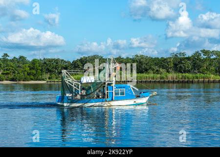 FAIRHOPE, USA - 18. JULI 2013: fisher-Boote machen sich bereit für den Nachtfang in Fairhope, USA. Fairhope ist berühmt für die Alabama-Krabbe. Stockfoto