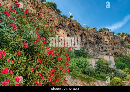 Reiseziel, altes Dorf in Hear of Provence Cotignac mit berühmten Klippen mit Höhlenwohnungen und Höhlenhäusern, Var, Provence, Frankreich Stockfoto