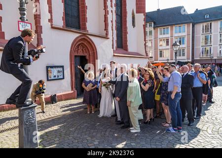 FRANKFURT, DEUTSCHLAND - 9. AUG 2014: Ehepaar mit Familie posiert für ein Hochzeitsfoto vor der Frankfurter Nicolai-Kirche. Stockfoto