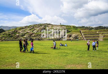 QUZCO, PERU - 16. JANUAR 2015: Die Menschen besuchen die alten sacsayhuaman-Mauern, eine alte inkische Festung in der Nähe von Cuzco, Peru. Stockfoto