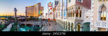 Las Vegas, USA - 14. September 2014: Blick von oben auf Las Vegas und den Las Vegas Strip bei Sonnenuntergang Las Vegas ist vor allem für Glücksspiele und Geschäfte bekannt Stockfoto