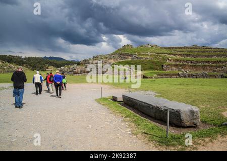 QUZCO, PERU - 16. JANUAR 2015: Die Menschen besuchen die alten sacsayhuaman-Mauern, eine alte inkische Festung in der Nähe von Cuzco, Peru. Stockfoto