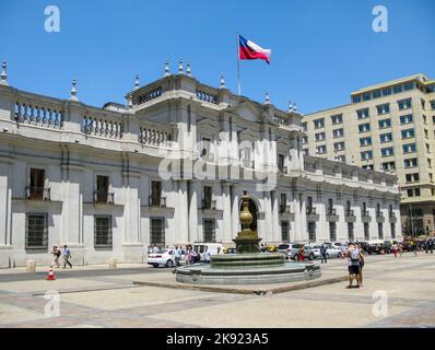 SANTIAGO, CHILE - 25. JANUAR 2015: Besucher besuchen den Palacio de la Moneda in Santiago, Chile. Der Palast wurde 1805 als koloniale Münzstätte eröffnet, aber später Stockfoto