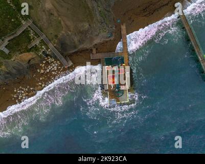 Luftaufnahme von leeren Stühlen auf dem Sessellift zur Alum Bay am Needles Wahrzeichen, Isle of White. Stockfoto