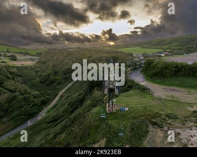 Luftaufnahme von leeren Stühlen auf dem Sessellift zur Alum Bay am Needles Wahrzeichen, Isle of White. Stockfoto