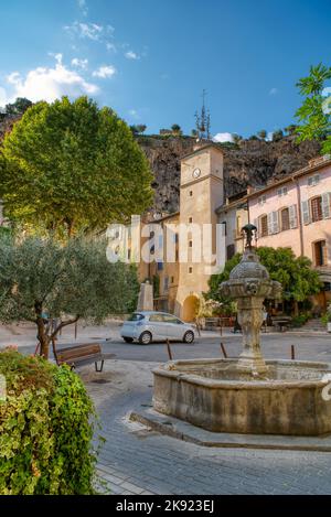 Reiseziel, altes Dorf in Hear of Provence Cotignac mit berühmten Klippen mit Höhlenwohnungen und Höhlenhäusern, Var, Provence, Frankreich Stockfoto