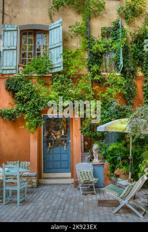 Reiseziel, altes Dorf in Hear of Provence Cotignac mit berühmten Klippen mit Höhlenwohnungen und Höhlenhäusern, Var, Provence, Frankreich Stockfoto