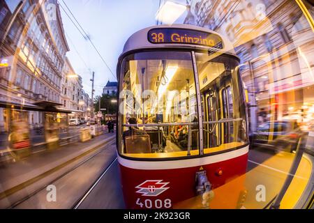 WIEN, ÖSTERREICH - APR 25, 2015: Altmodische Straßenbahn bei einer Nachtfahrt in Wien, Österreich. Wien verfügt über ein ausgedehntes Zug- und Busnetz. Stockfoto