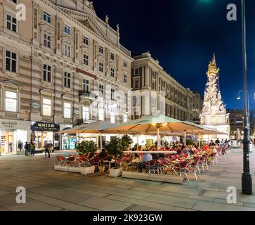 WIEN, ÖSTERREICH - APR 26, 2015: Menschen besuchen den Graben in Wien. Die Grabenstraße gehört zu den bekanntesten Straßen in Wien, der Hauptstadt Eines Stockfoto