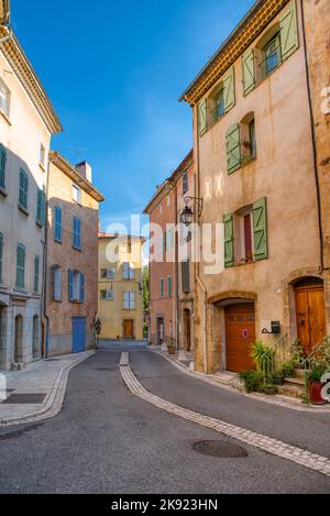 Reiseziel, altes Dorf in Hear of Provence Cotignac mit berühmten Klippen mit Höhlenwohnungen und Höhlenhäusern, Var, Provence, Frankreich Stockfoto