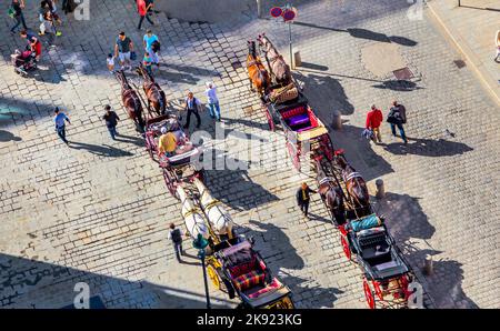 WIEN - APR 27, 2015: Luftaufnahme des Stephansplatz mit Touristen und Fiakern in Wien, Österreich. Mehrere beliebte Fußgängerrouten beginnen hier und a l Stockfoto