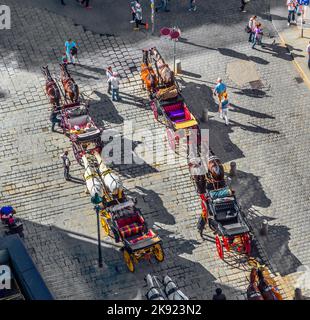 WIEN - APR 27, 2015: Luftaufnahme des Stephansplatz mit Touristen und Fiakern in Wien, Österreich. Mehrere beliebte Fußgängerrouten beginnen hier und a l Stockfoto