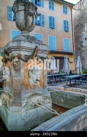 Reiseziel, altes Dorf in Hear of Provence Cotignac mit berühmten Klippen mit Höhlenwohnungen und Höhlenhäusern, Var, Provence, Frankreich Stockfoto