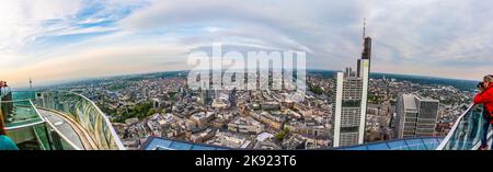 FRANKFURT, DEUTSCHLAND - 2. MAI 2015: Die Menschen genießen das Panorama von Frankfurt am Main mit Wolkenkratzern am Maintower. Die Maintower Plattform ist kostenlos für Pub Stockfoto