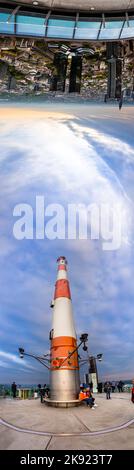 FRANKFURT, DEUTSCHLAND - 2. MAI 2015: Overhead-Panorama von Frankfurt am Main mit Wolkenkratzern und der Spitze der Maintower-Antenne. Stockfoto