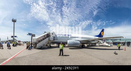 FRANKFURT, DEUTSCHLAND - 12. JULI 2015: Menschen steigen auf den Lufthansa-Flug mit Position am Vorfeld ein, da es am Terminal an Gates mangelt. Stockfoto