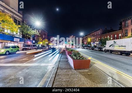 NEW YORK, USA - 20. Okt 2015: Nachtansicht im Brooklyn Park Abhang der Hauptstraße mit Scheinwerfern von Autos in New York. Die 4th Avenue ist eine Hauptstraße in Stockfoto