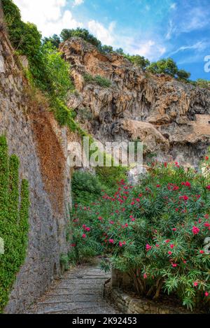 Reiseziel, altes Dorf in Hear of Provence Cotignac mit berühmten Klippen mit Höhlenwohnungen und Höhlenhäusern, Var, Provence, Frankreich Stockfoto