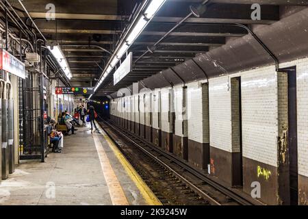 NEW YORK, USA - 25. Okt 2015: Menschen warten an der U-Bahn-Station 9th in New York. Mit 1,75 Milliarden Fahrtvolumen pro Jahr ist NYC Subway die 7th meistfrequentierten Stockfoto