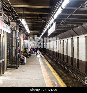 NEW YORK, USA - 25. Okt 2015: Menschen warten an der U-Bahn-Station 9th in New York. Mit 1,75 Milliarden Fahrtvolumen pro Jahr ist NYC Subway die 7th meistfrequentierten Stockfoto