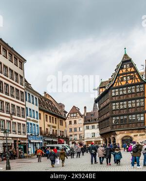 STRASSBURG, FRANKREICH - 18. FEB 2016: Die Menschen besuchen Maison Kammerzell. Es ist ein historisches Gebäude am Place Du March in Straßburg. Elsass, Frankreich Stockfoto