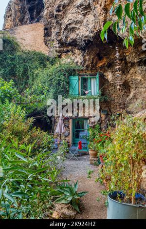 Reiseziel, altes Dorf in Hear of Provence Cotignac mit berühmten Klippen mit Höhlenwohnungen und Höhlenhäusern, Var, Provence, Frankreich Stockfoto