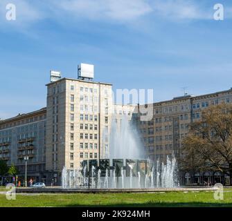 BERLIN, DEUTSCHLAND - 1. MAI 2016: Der Brunnen aus Kupferplatten wurde 1967 von Fritz Kaehn (1910-1967) erbaut. Es befindet sich auf der Strausberger Plat Stockfoto