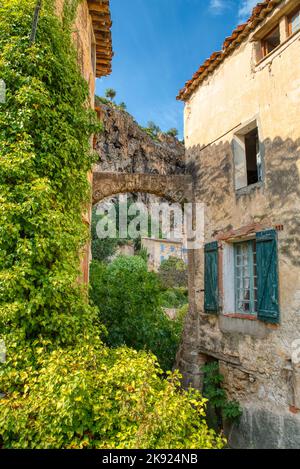 Reiseziel, altes Dorf in Hear of Provence Cotignac mit berühmten Klippen mit Höhlenwohnungen und Höhlenhäusern, Var, Provence, Frankreich Stockfoto