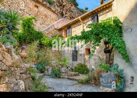 Reiseziel, altes Dorf in Hear of Provence Cotignac mit berühmten Klippen mit Höhlenwohnungen und Höhlenhäusern, Var, Provence, Frankreich Stockfoto