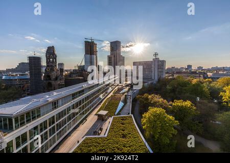 BERLIN, DEUTSCHLAND - 2. MAI 2016: Panorama von Berlin aus dem zoologischen Garten mit Blick auf die Gedächtniskirche. Stockfoto