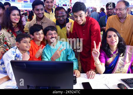 Mumbai, Indien. 25. Oktober 2022. MUMBAI, INDIEN - 24. OKTOBER: Aktienhändler und Familienmitglieder versammeln sich im Zuschauerraum der Bombay Stock Exchange (BSE) im Vorfeld einer speziellen Handelssitzung anlässlich des Diwali-Festivals am 24. Oktober 2022 in Mumbai, Indien. Die Menschen schmückten ihre Häuser mit „Diyas“ (irdenen Lampen), Kerzen und elektrischen Lampen, ‘das Fest der Lichter zu feiern. Dieses Fest wurde nach zwei Jahren, seit die Coronavirus-Eindämmungen in den Jahren 2020 und 2021 stattgefunden haben, zu großen Feiern gefeiert. (Foto von Bhushan Koyande/Hindustan Times/Sipa USA ) Quelle: SIPA USA/Alamy Live News Stockfoto