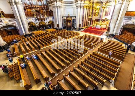 BERLIN, DEUTSCHLAND - 2. MAI 2016: Die Menschen besuchen den Berliner Dom von innen. Die Kuppel ist die größte Kirche Berlins und das Zentrum der protestantisch-relig Stockfoto