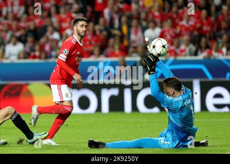 Lissabon, Portugal. 25. Oktober 2022. Rafa Silva aus Benfica (L) schießt am 25. Oktober 2022 im Luz-Stadion in Lissabon, Portugal, um sein zweites Tor beim Fußballspiel der UEFA Champions League Gruppe H zwischen SL Benfica und dem FC Juventus zu schießen. (Bild: © Pedro Fiuza/ZUMA Press Wire) Stockfoto