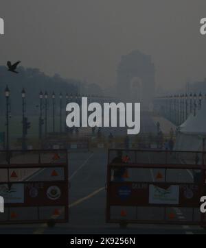Neu-Delhi, Indien. 25. Oktober 2022. NEU DELHI, INDIEN - 25. OKTOBER: Tag nach dem Diwali-Festival Morgens visuelles Bild mit Verschmutzungsschicht über dem India Gate, am 25. Oktober 2022 in Neu Delhi, Indien. (Foto von Salman Ali/Hindustan Times/Sipa USA ) Quelle: SIPA USA/Alamy Live News Stockfoto