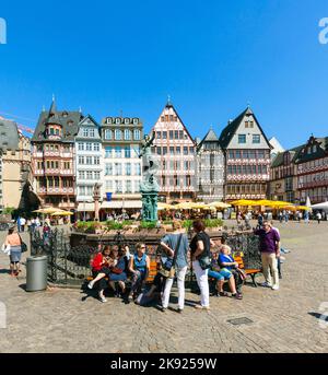 FRANKFURT, DEUTSCHLAND - 8. MAI 2016: Menschen besuchen den Romerberg (Romerplatz) mit seinen alten Gebäuden in Frankfurt. In der Mitte steht der Brunnen der Gerechtigkeit, Stockfoto