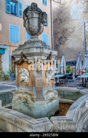 Reiseziel, altes Dorf in Hear of Provence Cotignac mit berühmten Klippen mit Höhlenwohnungen und Höhlenhäusern, Var, Provence, Frankreich Stockfoto