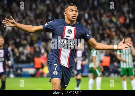 Paris, Frankreich, Frankreich. 25. Oktober 2022. Kylian MMAPPE von PSG feiert sein Tor während des UEFA Champions League-Spiels der Gruppe H zwischen Paris Saint-Germain und dem FC Maccabi Haifa am 25. Oktober 2022 im Stadion Parc des Princes in Paris, Frankreich. (Bild: © Matthieu Mirville/ZUMA Press Wire) Stockfoto