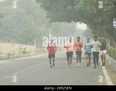 Neu-Delhi, Indien. 25. Oktober 2022. NEU DELHI, INDIEN - 25. OKTOBER: Morgenspaziergänger im Smog, einen Tag nach Diwali, am 25. Oktober 2022 in Neu Delhi, Indien. (Foto von Vipin Verma/Hindustan Times/Sipa USA ) Quelle: SIPA USA/Alamy Live News Stockfoto