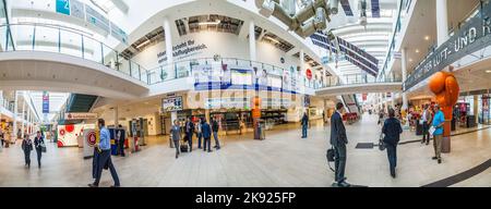 BREMEN, DEUTSCHLAND - 12. MAI 2016: Menschen in der Abflughalle des Flughafens Bremen. Der Flughafen Bremen, auch Stadtflughafen Bremen genannt, hat 2,56 Millionen Flugplatz abgefertigt Stockfoto