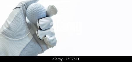 Nahaufnahme von Golfers linker Hand in weißem Lederhandschuh, der den Golfball hält. Weißer Hintergrund mit Kopierbereich. Stockfoto