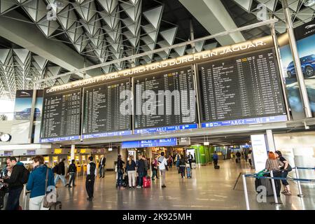 FRANKFURT AM MAIN, DEUTSCHLAND - 13. MAI 2016: Reisende im öffentlichen Bereich des internationalen Frankfurter Flughafens, dem verkehrsreichsten Flughafen Deutschlands. Stockfoto