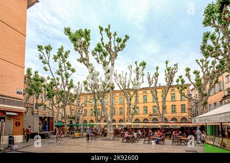 AIX EN PROVENCE, FRANKREICH - 2. JUNI 2016: Die Menschen genießen den Frühling auf dem Place Richelme in Aix-en-Provence. Stockfoto