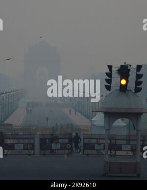 Neu-Delhi, Indien. 25. Oktober 2022. NEU DELHI, INDIEN - 25. OKTOBER: Tag nach dem Diwali-Festival Morgens visuelles Bild mit Verschmutzungsschicht über dem India Gate, am 25. Oktober 2022 in Neu Delhi, Indien. (Foto von Salman Ali/Hindustan Times/Sipa USA ) Quelle: SIPA USA/Alamy Live News Stockfoto