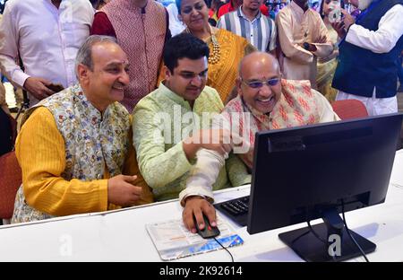 Mumbai, Indien. 25. Oktober 2022. MUMBAI, INDIEN - 24. OKTOBER: Aktienhändler und Familienmitglieder versammeln sich im Zuschauerraum der Bombay Stock Exchange (BSE) im Vorfeld einer speziellen Handelssitzung anlässlich des Diwali-Festivals am 24. Oktober 2022 in Mumbai, Indien. Die Menschen schmückten ihre Häuser mit „Diyas“ (irdenen Lampen), Kerzen und elektrischen Lampen, ‘das Fest der Lichter zu feiern. Dieses Fest wurde nach zwei Jahren, seit die Coronavirus-Eindämmungen in den Jahren 2020 und 2021 stattgefunden haben, zu großen Feiern gefeiert. (Foto von Bhushan Koyande/Hindustan Times/Sipa USA ) Quelle: SIPA USA/Alamy Live News Stockfoto