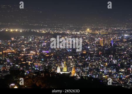 Kathmandu, Nepal. 24. Oktober 2022. Lichter erleuchten das Kathmandu-Tal während des Tihar-Festivals, auch Diwali genannt, in Kathmandu. Tihar ist das zweitgrößte Fest, das als „Fest der Lichter und Blumen“ gilt, da die Häuser mit Lichtern und Blumen geschmückt sind und es gemeinsam mit Gesang und Tanz feiern. (Bild: © Prabin Ranabhat/SOPA Images via ZUMA Press Wire) Stockfoto