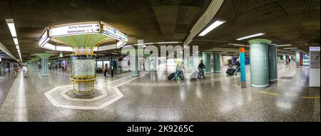 FRANKFURT, DEUTSCHLAND - 9. JULI 2016: U-Bahn-Station Hauptwache in Frankfurt. Mit 181.000 Passagieren pro Tag ist die Hauptwache die drittgrößte tran Stockfoto