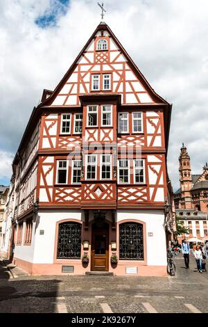 MAINZ, DEUTSCHLAND - 15. JULI 2016: Fachwerkhaus in der Altstadt von Mainz, Deutschland. Stockfoto